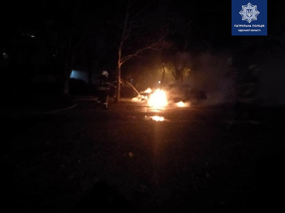 Ночью в Одессе пожарные тушили автомобиль Фото: Патрульная полиция