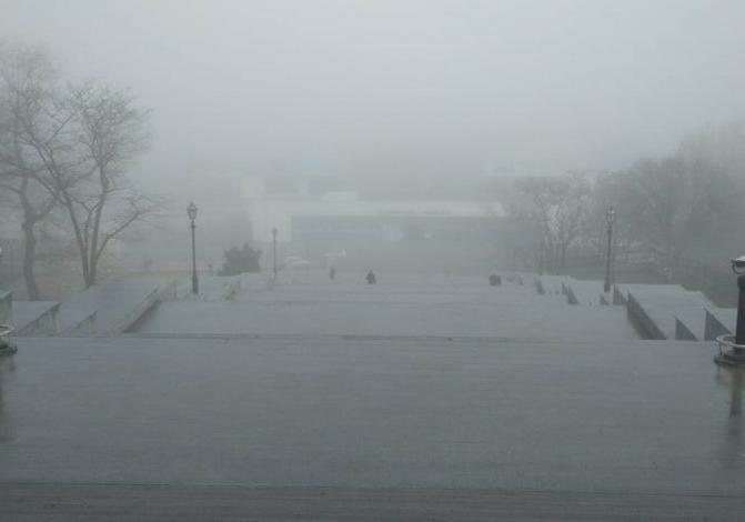 Центр Одессы накрыл густой туман Фото: Топор