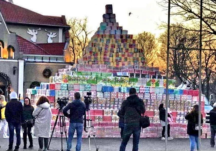 В Одессе построили огромную пирамиду из подарков для детей Фото: БФ Добрый самарянин