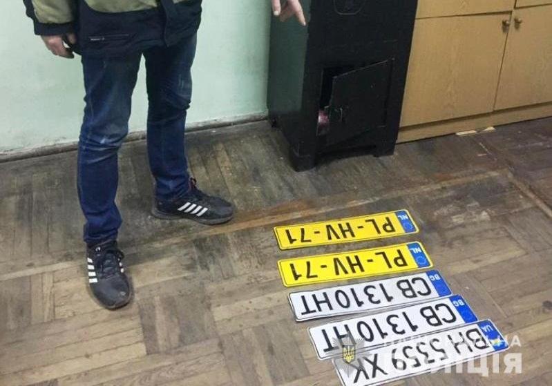 В Одессе мужчина решил пополнить мобильный за счет водителей Фото: Нацполиция 