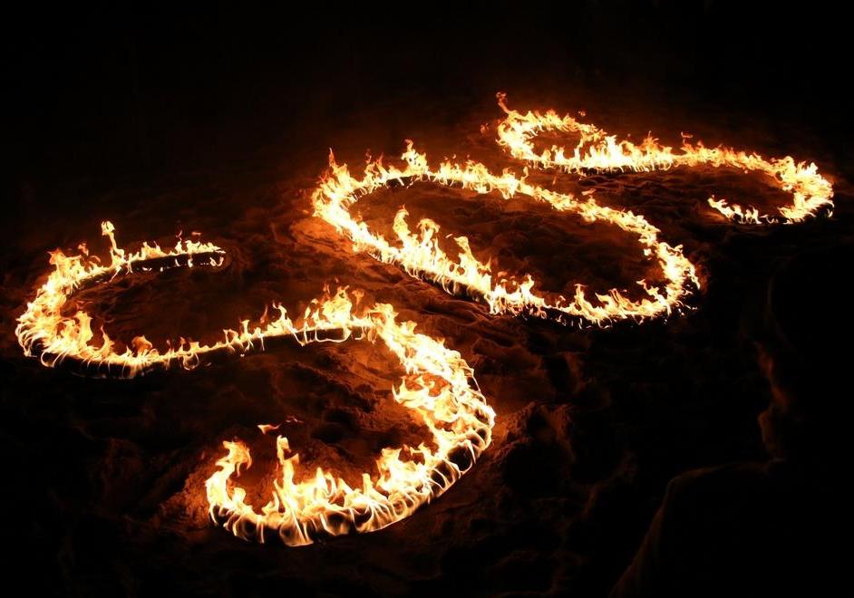 На одесском пляже зажгли слово SOS. Фото: Пушкинская