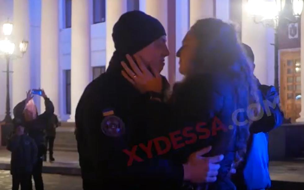 Коп сделал предложение своей девушке на Думской (видео). Фото: Ху...ая Одесса