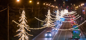 Полюбуйся: как украсили Клочковский спуск к Новому году