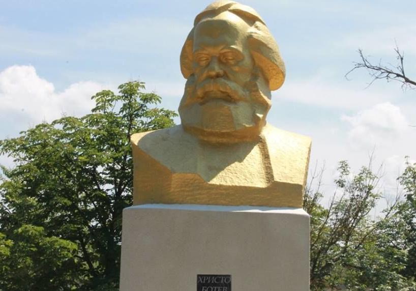 В Арцизском районе памятник Карлу Марксу превратился в Христо Ботева. Фото: Бессарабия.UA