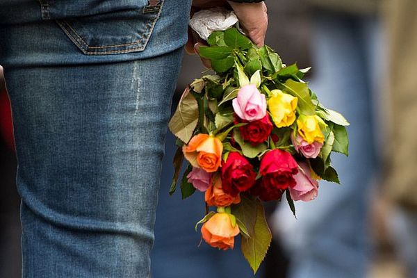 В Одессе парни украли цветы и попались на камеру Фото из открытых источников 