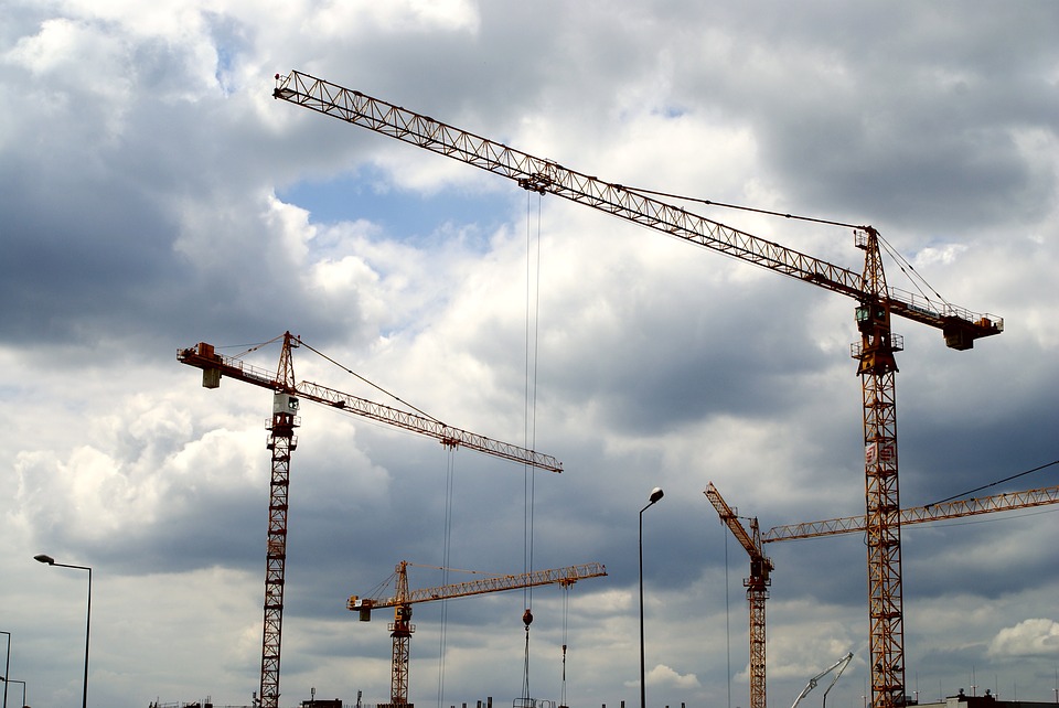 Обычный понедельник: жители Киева вызвали строительный кран, чтобы поднять диван на 8 этаж