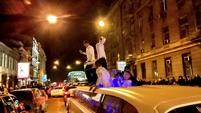 На Новый год одесситы танцевали на крыше лимузина 