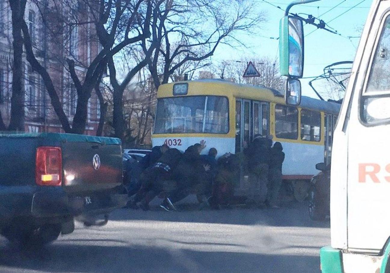 Возле парка Шевченко одесситы толкали трамвай. Фото Думской