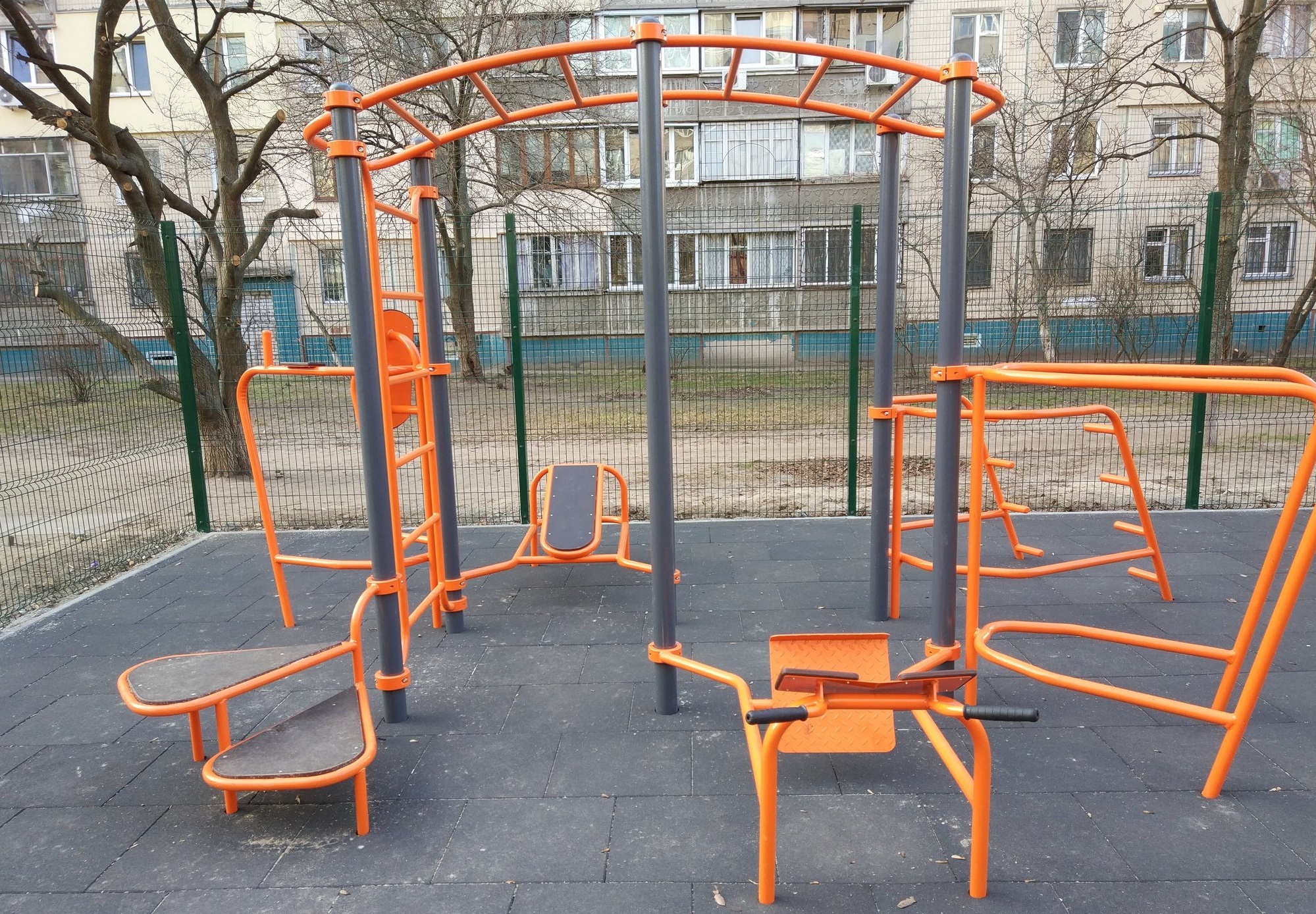 Сэкономь на абонементе в спортзал: на Парусе оборудовали тренажерную площадку