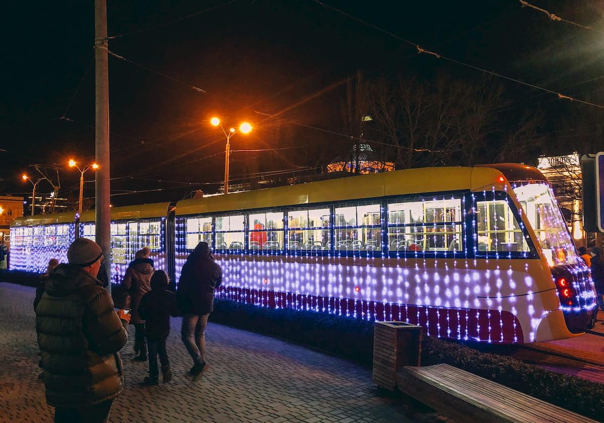 По Одессе проехались светящиеся трамваи ради мальчика, сбежавшего из приюта  Фото: УСИ