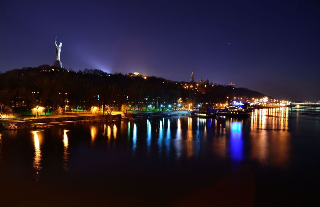 Замазали высотки: в Жулянах пассажиров встречает плакат с Кличко и отфотошопленным Киевом