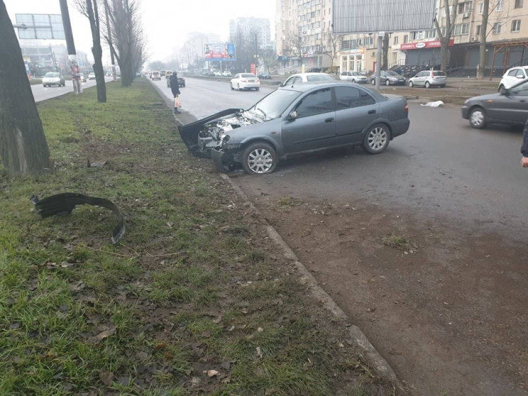 На поселке Котовского автомобиль врезался в дерево и загорелся Фото очевидцев