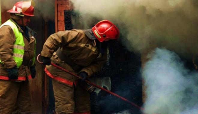 В Одессе горел подвал и пункт приема елок Фото: newsroom
