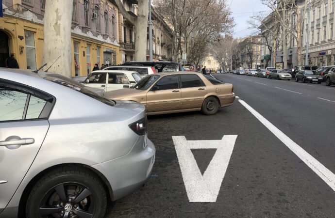 На Ришельевской постоянно паркуются автомобили Фото: Одесская жизнь