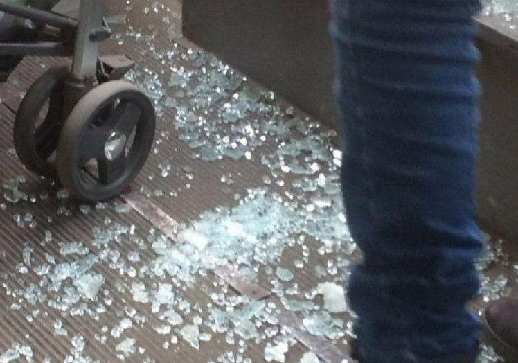 В одесском троллейбусе выбили стекло Фото: Думская
