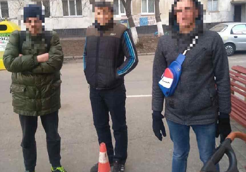 В Одессе трое парней украли коляску для двойняшек  Фото: Патрульные