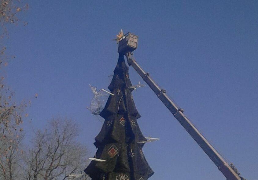 В Одессе на Думской демонтируют главную елку города Фото: https://odessa-life.od.ua/