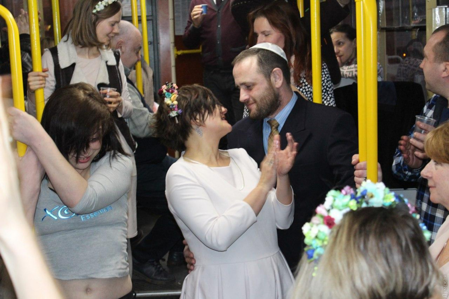 Одесситы устроили свадьбу в трамвае. Фото: Думская