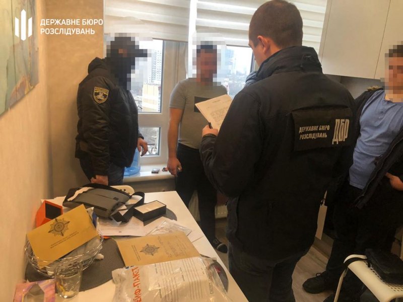 Одесские полицейские украли почти 20 тысяч евро. Фото: пресс-служба ГБР

