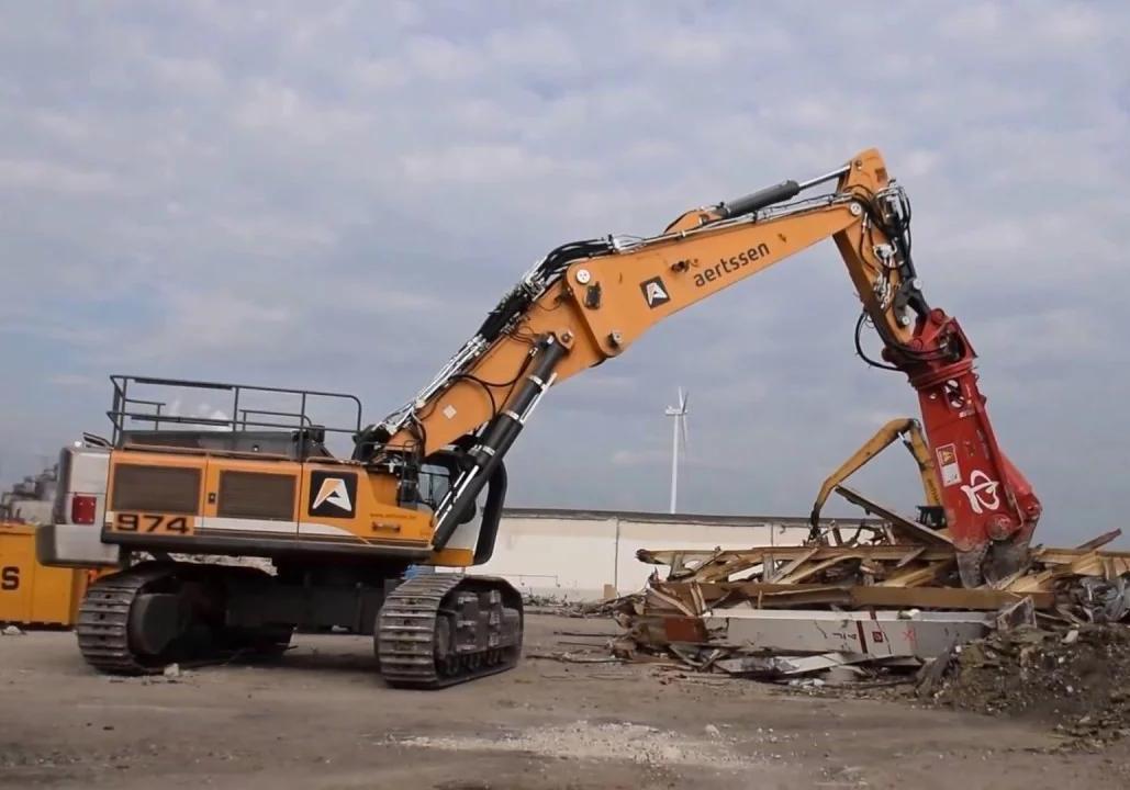 Придавило к забору: в Киеве кран убил человека