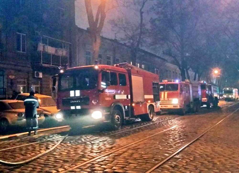 Новость - События - Большой пожар: в центре Одессы загорелся жилой дом