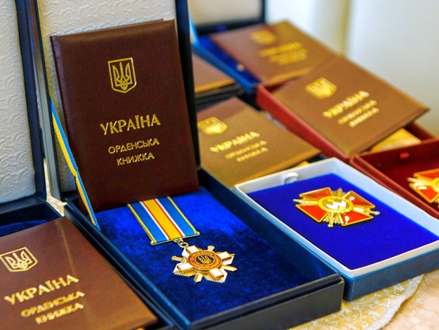 Владимир Зеленский дал звания Героя Украины двум погибшим на Троицкой