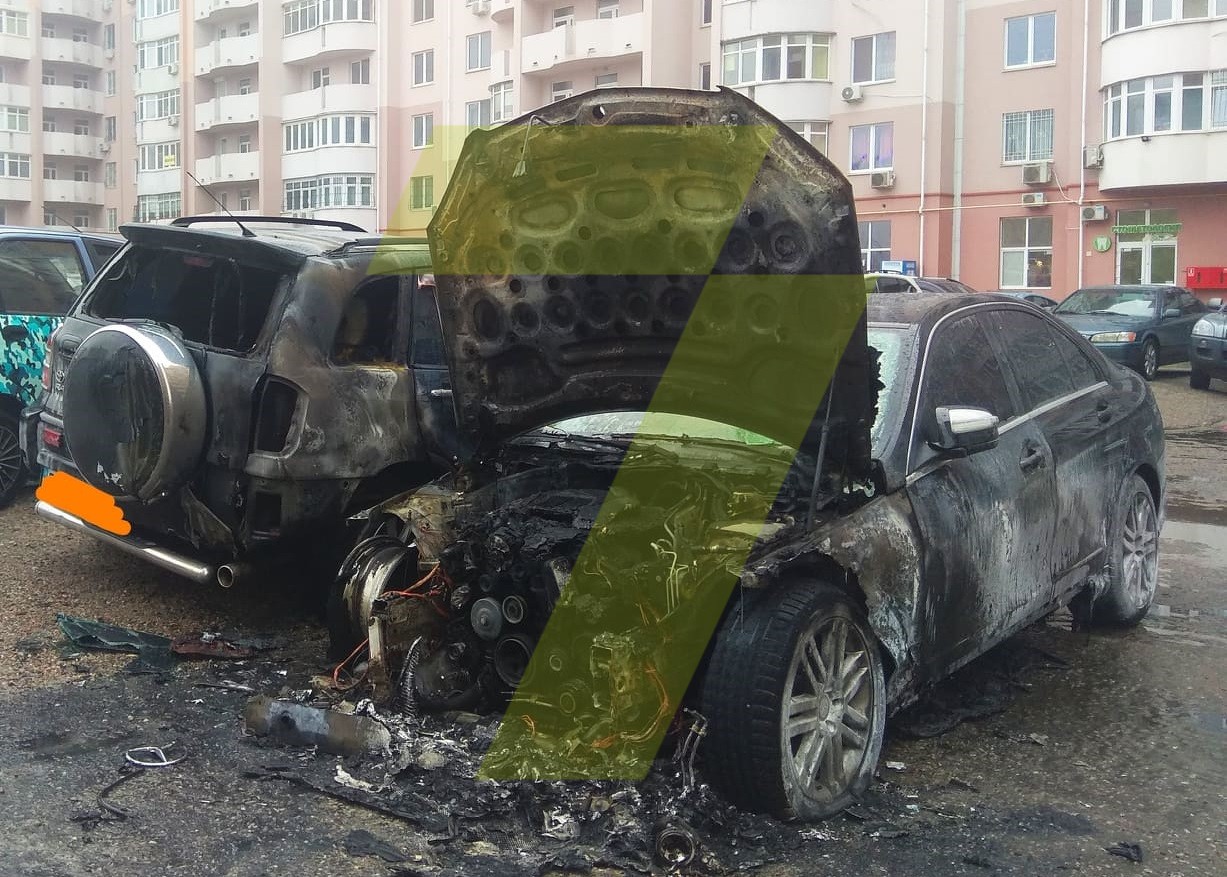Ночью на Малиновского загорелся автомобиль. Фото: 7 канал