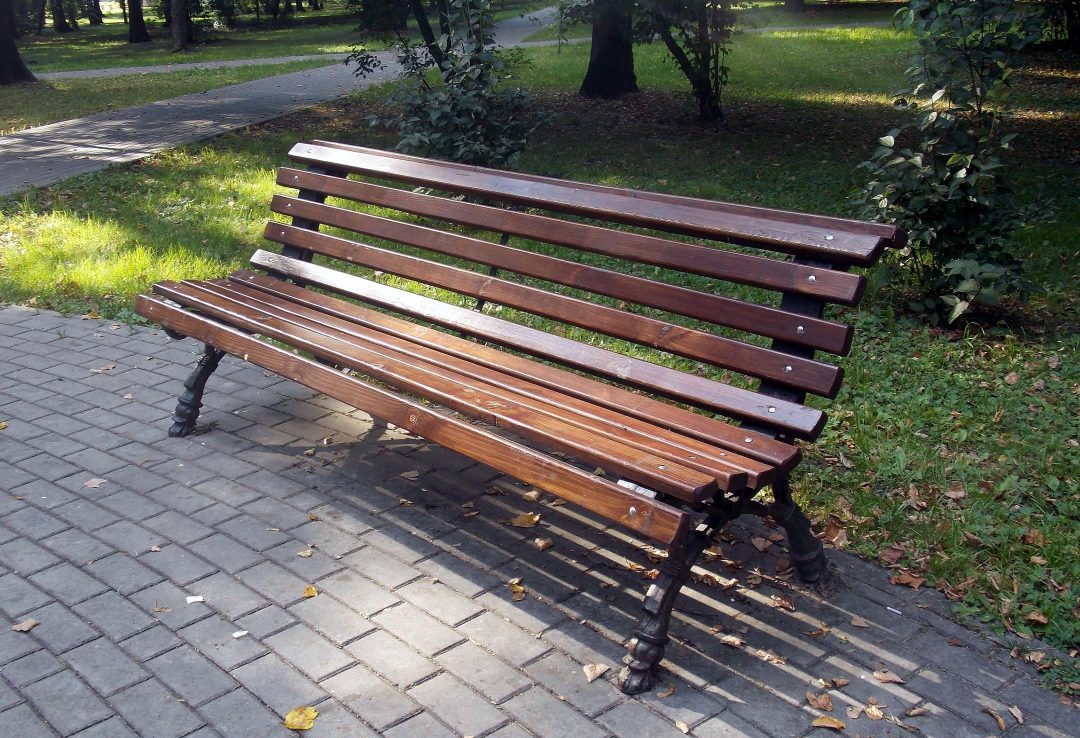 Не опять, а снова: Харькову закупят новые лавочки на 700 000