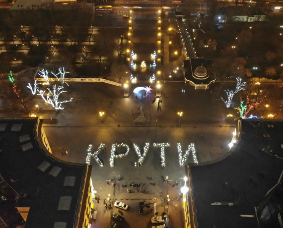 На Приморском бульваре курсанты устроили красивую акцию: видео. Фото:armyinform.com.ua

