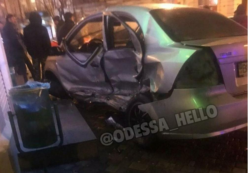 Ночью в центре Одессы автомобиль врезался в аптеку. Фото: полиции Одессы
