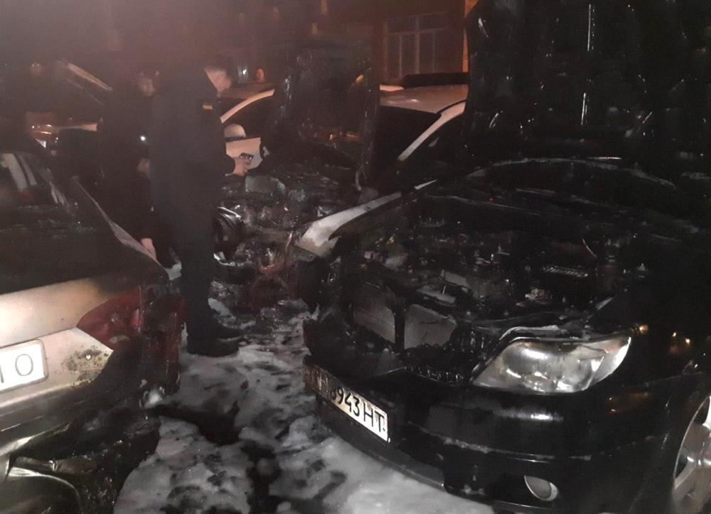 Ночью на стоянке на 2-м Разумовском переулке горели четыре автомобиля. Фото ГСЧС