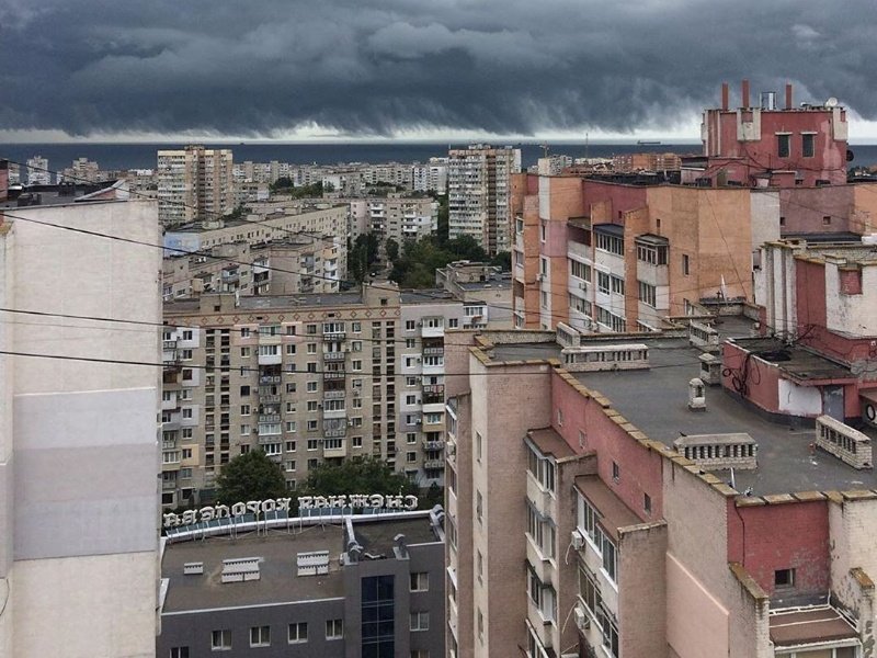 В Черноморске парень выпал с 15-этажа Фото: Одесский паблик  