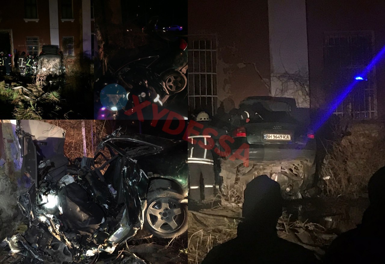 Ночью в Одессе Audi протаранил стену дома. Фото: Xydessa