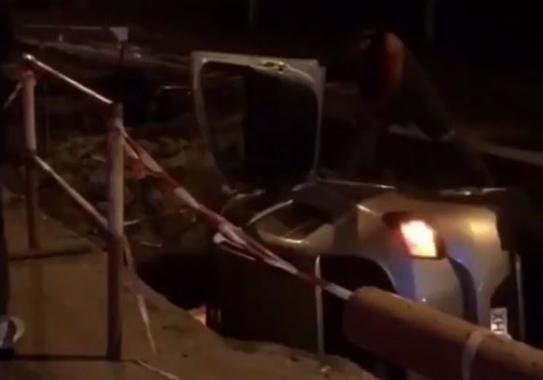 На Черняховского автомобиль упал в огромную яму. Фото: скриншот видео