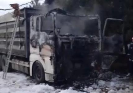 В Черноморске на стоянке загорелся грузовик. Фото: Черноморская информационная служба