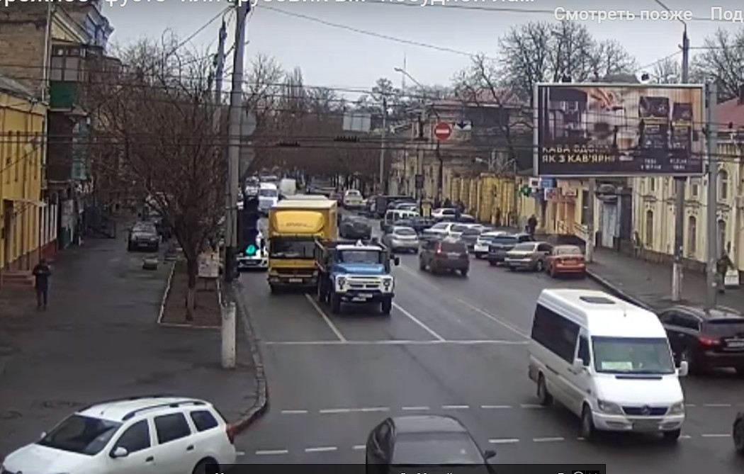 На Молдаванке грузовик снес светофор Скрин из видеозаписи 