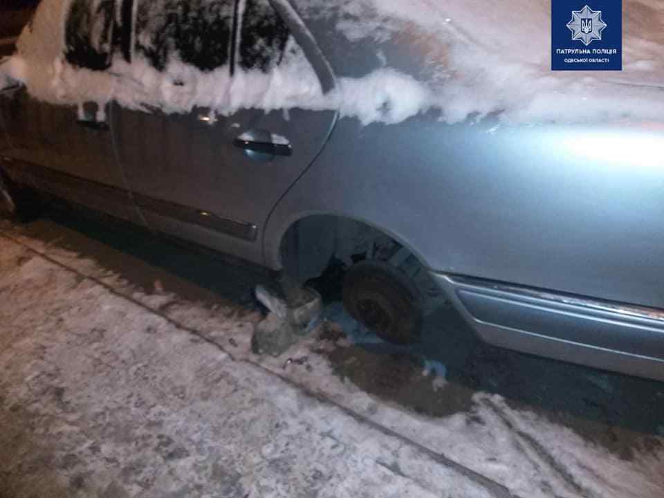 На поселке Котовского трое мужчин разули автомобиль Фото: Патрульная полиция