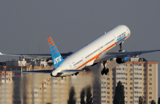 В аэропортах Одессы и Киева подделывали документы о ремонте самолетов  Фото: Пассажирский транспорт 