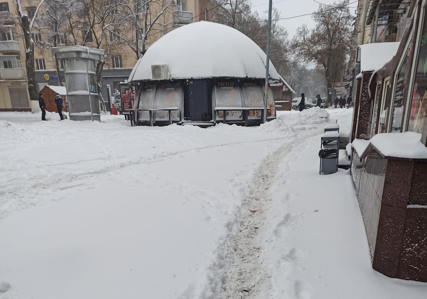 Полтаву накрыло снегом: на расчистку улиц и тротуаров вышло около 370 дворников и 40 единиц техники