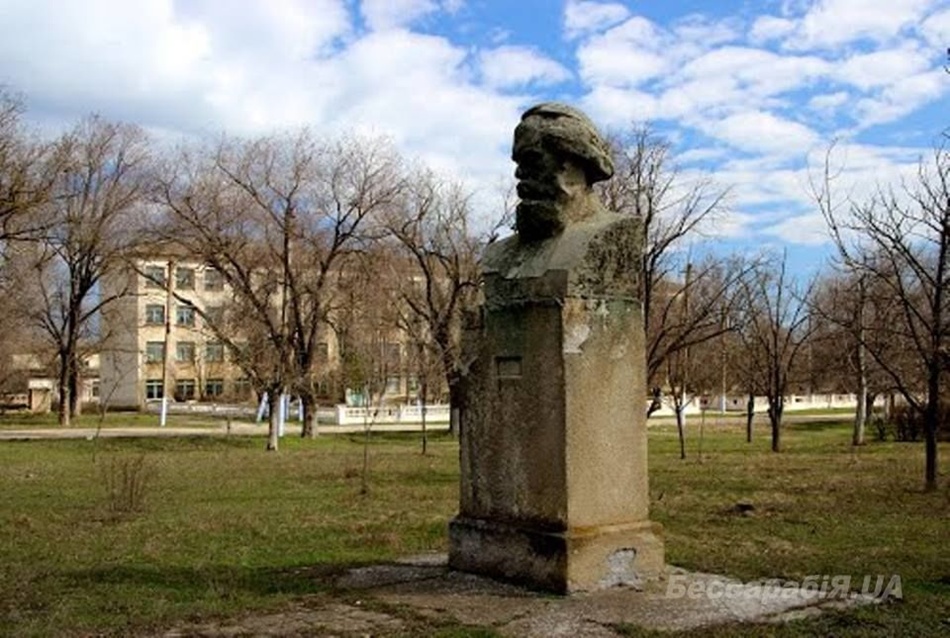 В Одесской области все еще остались памятники коммунистам. Фото:  Бессарабия.UA