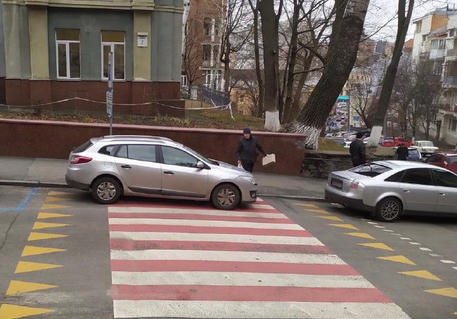 Очередной автохам: на улице Дарвина водитель припарковал автомобиль прямо на пешеходном переходе