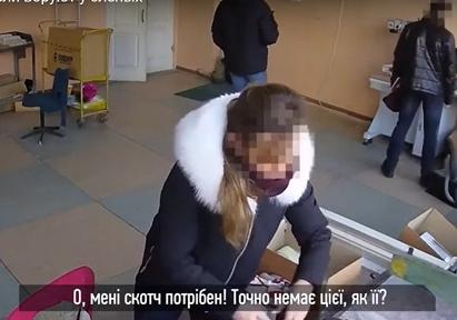 Одесские полицейские крадут вещи во время обысков ( видео )