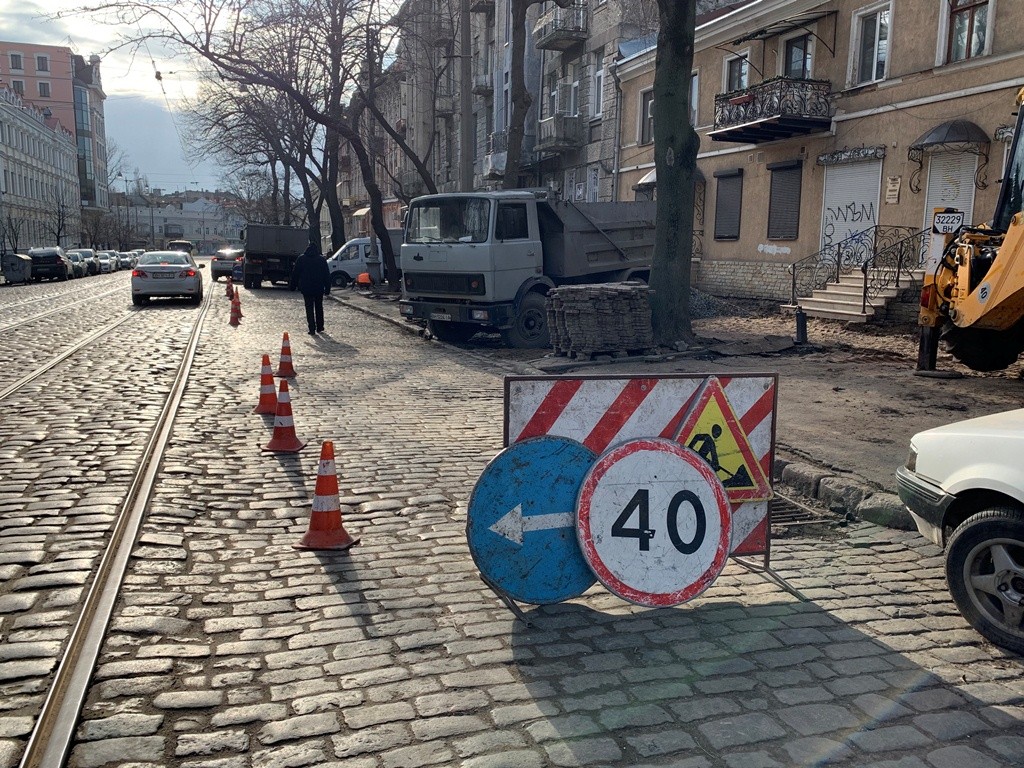 На Нежинской ремонтируют тротуар Фото: пресс-служба горсовета 
