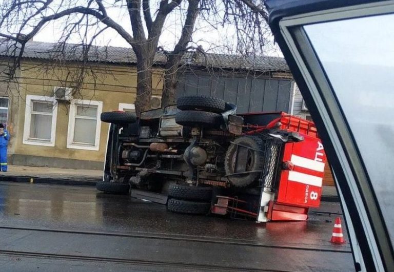 На Балковской из-за ДТП опрокинулась пожарная машина Фото очевидцев