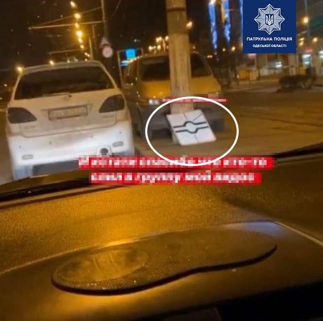 На площади 10 Апреля девушка украла дорожный знак и опубликовала об этом видео 