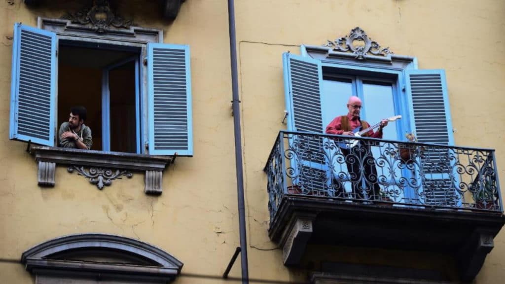 Картинки по запросу "в италии музыканты на балкогах"