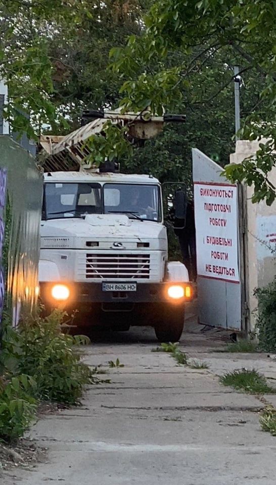 На одесский пляж заехала буровая установка Фото: Олег Никулин 