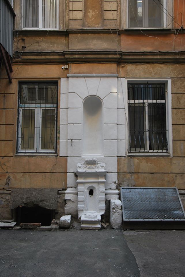 Старинный фонтан Фото: Дмитрий Жданов
