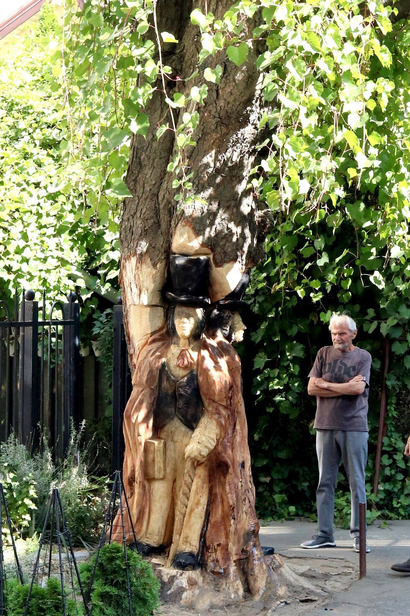 Скульптура из дерева в Одессе. Фото Натальи Евстратовой