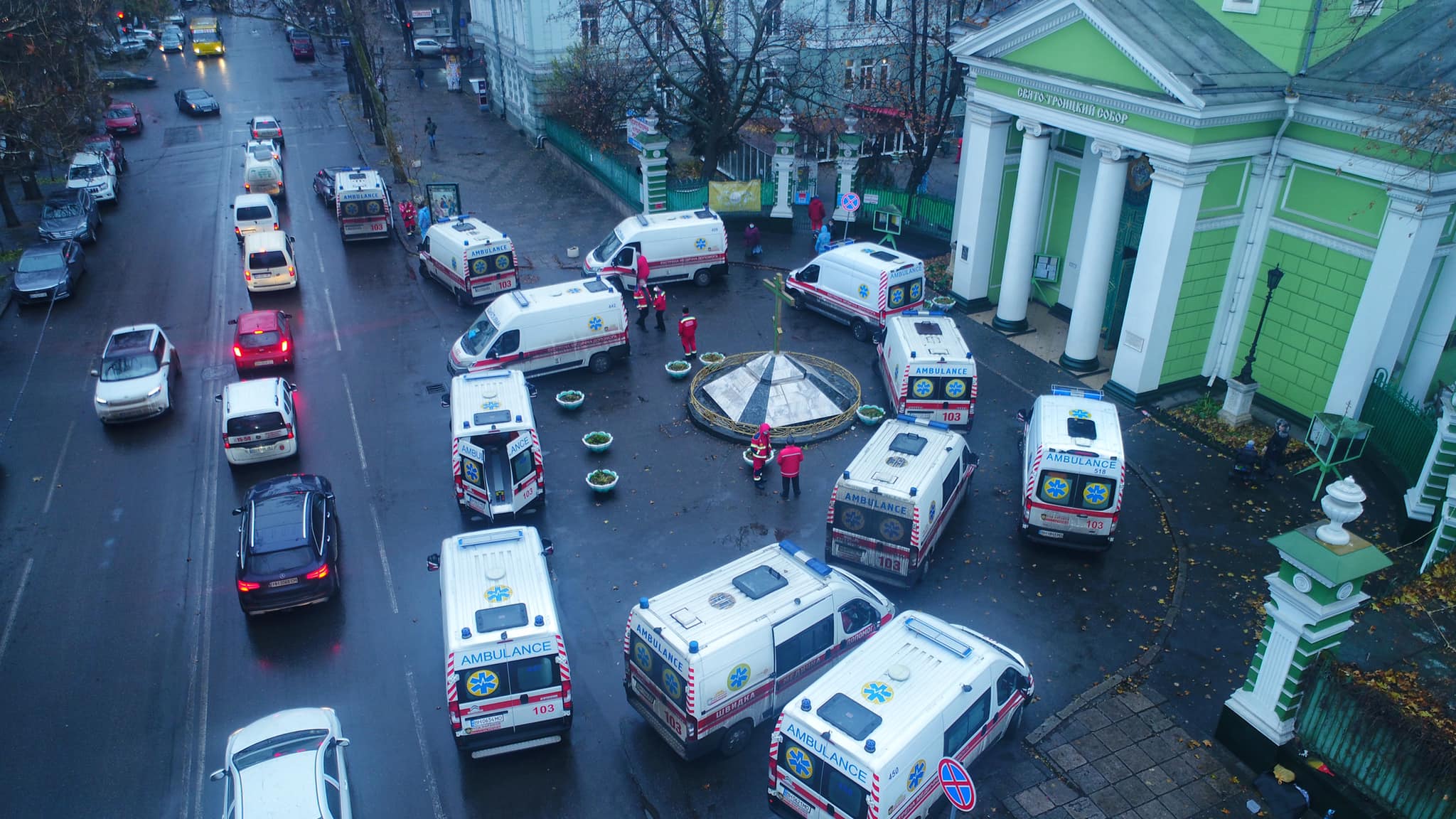 Скорые на Троицкой. Фото: Вячеслав Грубый 